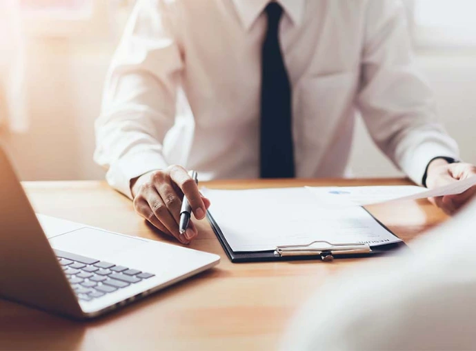 analyse d&#39;un dossier par un conseiller